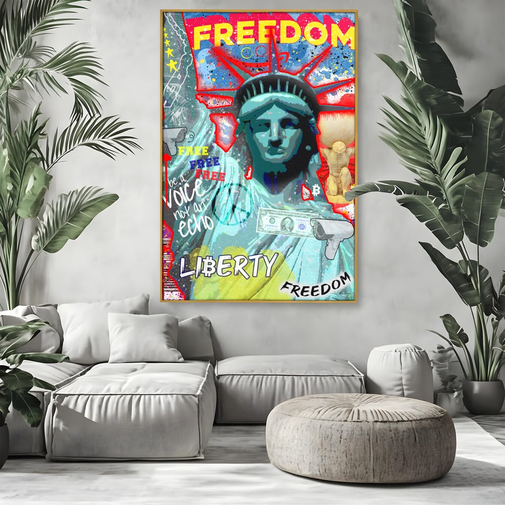 Tablou canvas cu tablou canvas cu statuia libertatii si graffiti, in rama de aluminiu auriu, pe perete intr-un living